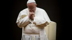 Papst Franziskus betet am 4. Oktober 2014 / Mazur/catholicnews.org.uk