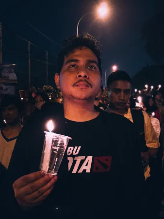 Mit Kerzen und Gesang demonstrierten Menschen gegen das Blasphemie-Urteil.