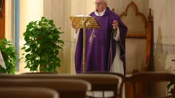 Papst Franziskus vor den leeren Stuhlreihen der Kapelle im Domus Sanctae Marthae im Vatikan am 30. März 2020 / Vatican Media