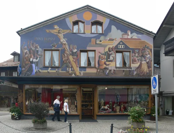 Darstellung der Passionsspiele als Lüftlmalerei an einem Haus in Oberammergau