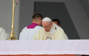 Papst Franziskus im Gebet bei der Feier des Messopfers in Villavicencio am 8. September 2017 / José Miguel Gómez / Conferencia Episcopal Colombiana