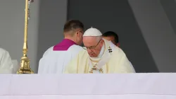 Papst Franziskus im Gebet bei der Feier des Messopfers in Villavicencio am 8. September 2017 / José Miguel Gómez / Conferencia Episcopal Colombiana