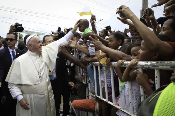Papst Franziskus segnet ein Kind in Cartagena am 10. September 2017.