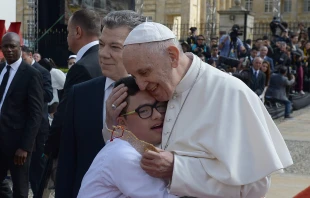 Papst Franziskus begrüßt ein Kind bei der Ankunft in Bogota am 7. September 2017 / Juan Tena / Presidencia de Colombia