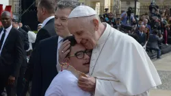 Papst Franziskus begrüßt ein Kind bei der Ankunft in Bogota am 7. September 2017 / Juan Tena / Presidencia de Colombia