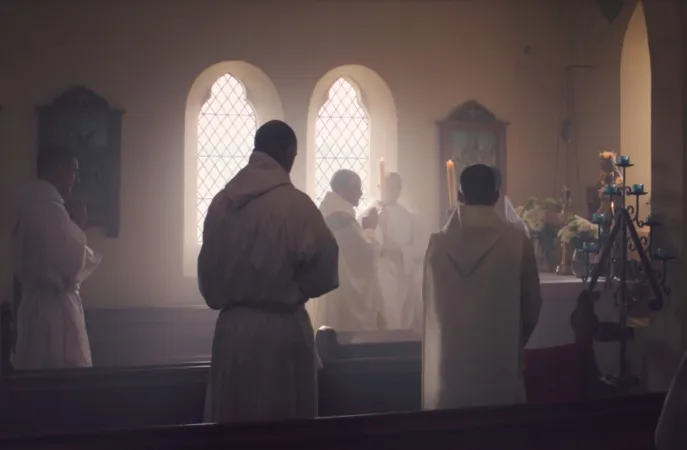 Prior Pater Pius und die Mönche vom Kloster Notre Dame beim Gebet. 