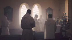 Prior Pater Pius und die Mönche vom Kloster Notre Dame beim Gebet.  / Priory of Notre Dame
