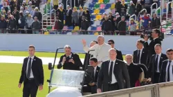 Papst Franziskus bei der Einfahrt in das Stadion in Tiflis am 1. Oktober 2016. / CNA/Alan Holdren