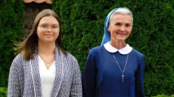 Karolina Gawrych und Schwester Nulla, geheilt dank der nächsten Segenskarte. Wyszyński und Mutter Czacka,
 / Family News Service