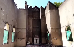 Ausgebrannte Kirche in Mosambik (Archivbild) / Kirche in Not