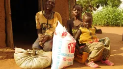 Eine Familie im Südsudan erhält eine Lebensmittelhilfe / Kirche in Not