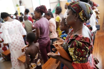 Frauen in Burkina Faso beim Gottesdienst / Kirche in Not