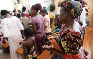 Frauen in Burkina Faso beim Gottesdienst / Kirche in Not