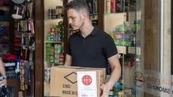 Ein junger Existenzgründer erhält Waren, die von „Kirche in Not“ finanziert wurden / Hope Center / Kirche in Not