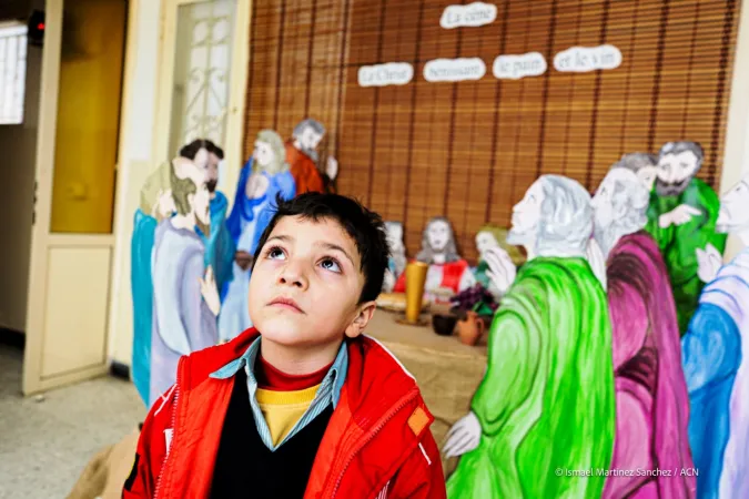 Kind vor einer Kirche im Libanon