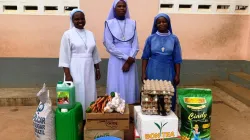 Marienschwestern der eucharistischen Liebe mit einer Lebensmittellieferung für das Kinderheim / Kirche in Not