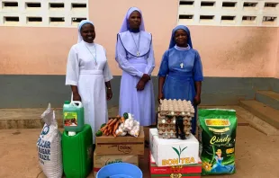 Marienschwestern der eucharistischen Liebe mit einer Lebensmittellieferung für das Kinderheim / Kirche in Not