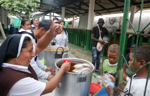 Schwester Gloria Gelpud Mallama verteilt Suppe / Kirche in Not