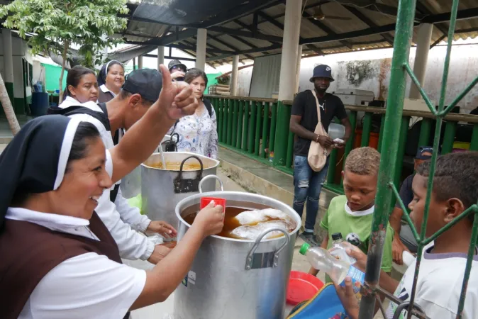 Schwester Gloria Gelpud Mallama verteilt Suppe
