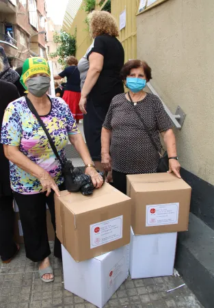 Zwei Frauen mit Lebensmittelpaketen von "Kirche in Not"