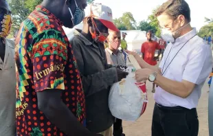 Bischof Luis Fernando Lisboa aus Pemba (rechts) verteilt Hilfsgüter an Flüchtlinge. / Kirche in Not