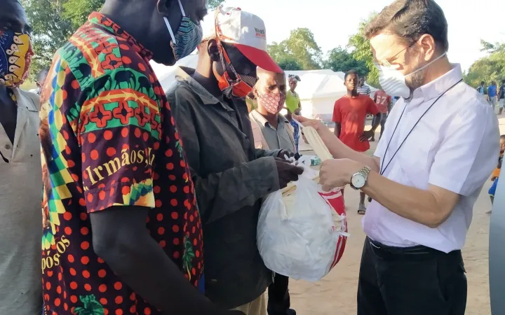 Bischof Luis Fernando Lisboa aus Pemba (rechts) verteilt Hilfsgüter an Flüchtlinge.