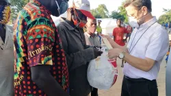 Bischof Luis Fernando Lisboa aus Pemba (rechts) verteilt Hilfsgüter an Flüchtlinge. / Kirche in Not