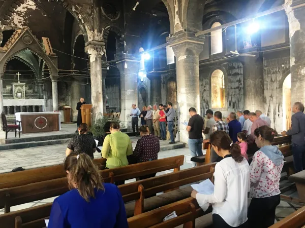 Christen in Karakosch beten im Juni 2018 in ihrer ausgebrannten Kirche