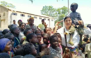 Eine Ordensfrau mit Kindern in der Provinz Cabo Delgado. / Kirche in Not