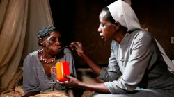 Eine Ordensschwester in Ruanda versorgt eine ältere Frau.  / Kirche in Not