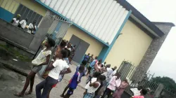 Gläubige nach der Attacke von Limete, einem Stadtteil von Kinshasa.
 / Kirche in Not