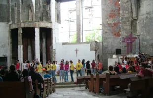 Jugendgottesdienst in einer beschädigten Kirche im Bistum Banja Luka.  / Kirche in Not