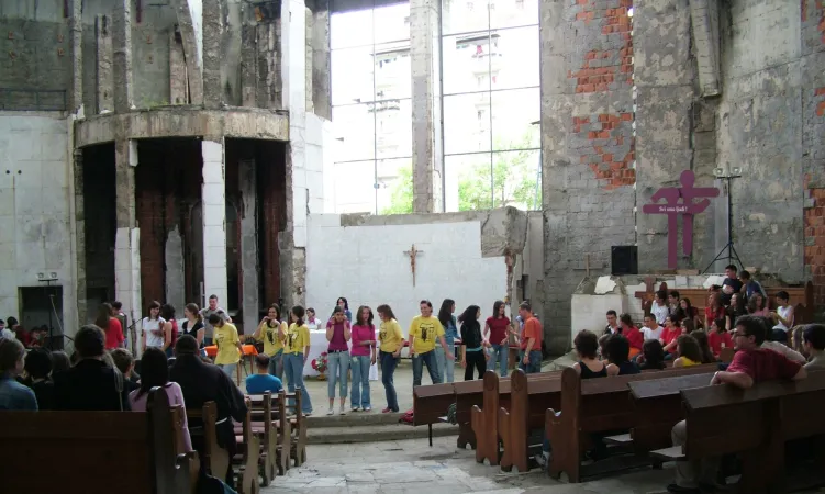 Jugendgottesdienst in einer beschädigten Kirche im Bistum Banja Luka. 