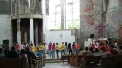 Jugendgottesdienst in einer beschädigten Kirche im Bistum Banja Luka.  / Kirche in Not