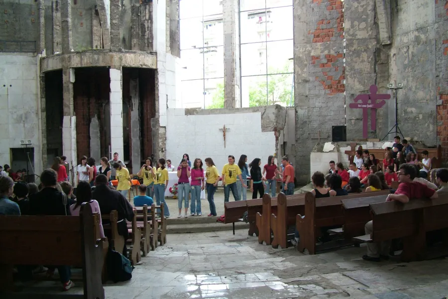 Jugendtreffen im Bistum Banja Luka in einer kriegsbeschädigten Kirche.