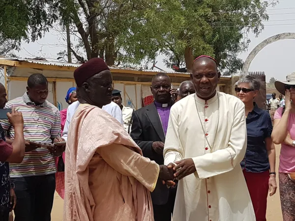 Katholischer Bischof und muslimischer Vertreter arbeiten in einem Flüchtlingscamp im Bistum Maiduguri zusammen.