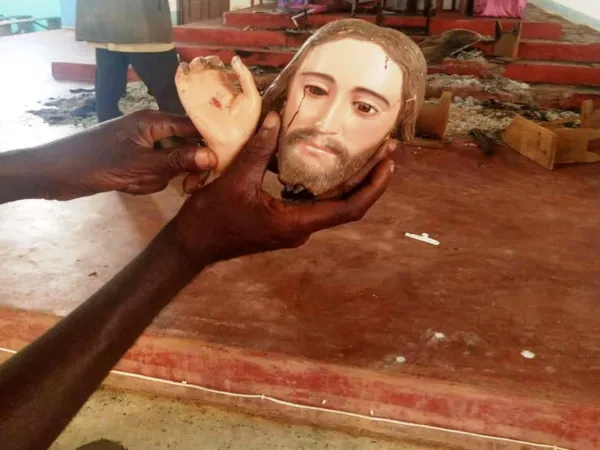 Kopf einer geschändeten Christusstatue
