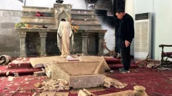 Priester im Altarraum seiner zerstörten Kirche in Karamles (Irak). / (C) Kirche in Not