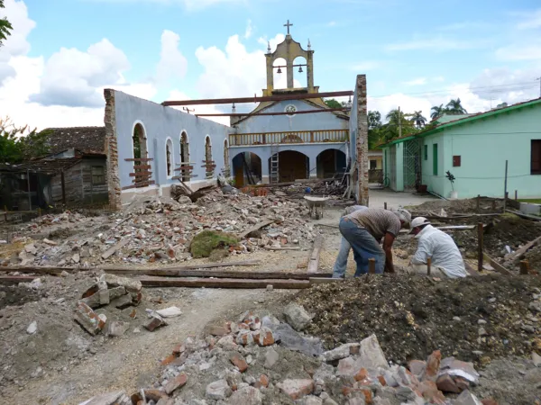 Wiederaufbauarbeiten an einer zerstörten Kirche