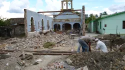Wiederaufbauarbeiten an einer zerstörten Kirche / Kirche in Not