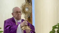 Papst Franziskus spendet den Eucharistischen Segen mit dem Allerheiligsten Altarsakrament in der Kapelle der Casa Sancta Marta am 17. März 2020 / Vatican Media 