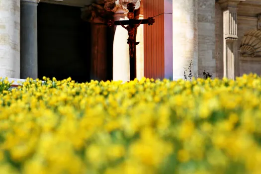 Das Kruzifix auf dem Petersplatz bei der Generalaudienz am 8. April 2015. / CNA/Petrik Bohumil (digital bearbeitet)