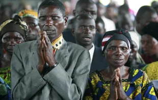 Christen beim Gebet in der Demokratischen Republik Kongo: Immer wieder werden Katholiken und ihre Kirchen und Gebäude im Land angegriffen / Steve Evans via Flickr (CC BY-NC 2.0)