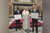 "Dialog mit Kulturen": Papst Franziskus ehrt Ratzinger-Preisträger, würdigt Benedikt