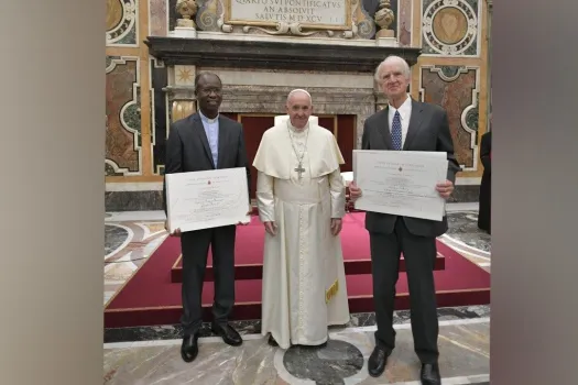 Pater Paul Béré, Papst Franziskus und Charles Taylor (von links). / Vatican Media