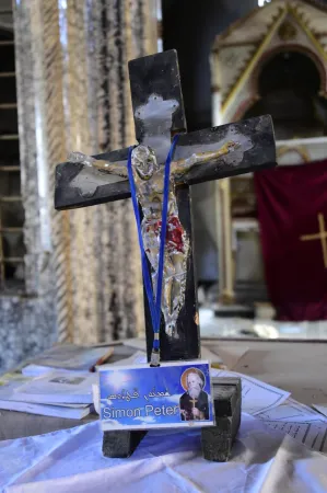 Beschädigtes Kreuz in einer Kirche in Bartella (Irak)