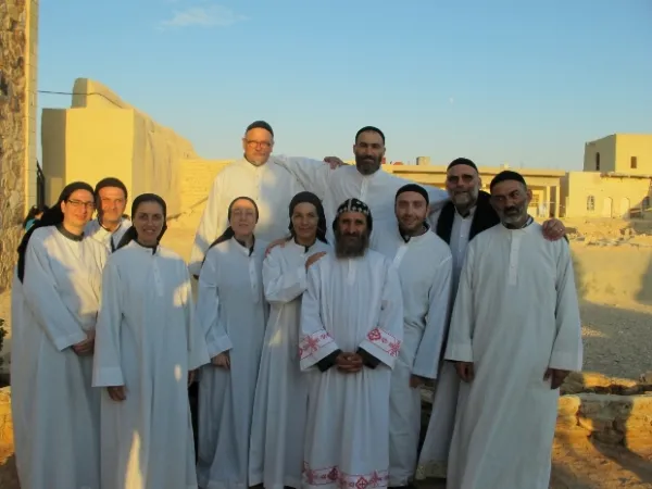 Die Gemeinschaft vor dem Heiligtum Deir Mar