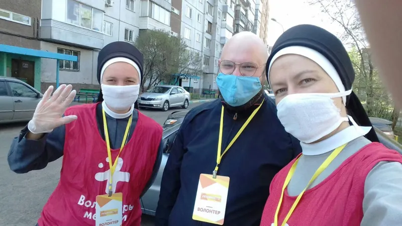 Russische Ordensfrauen machen Hausbesuche während der Covid-19-Pandemie.