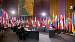 Nur die Flaggen waren anwesend: Die OSZE-Konferenz war im  Jahr 2020 eine digitale Veranstaltung  / Flickr (CC BY-ND 2.0) 