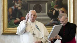 Papst Franziskus segnet die Gläubigen in der Video-Übertragung der Generalaudienz am 18. März 2020 / Vatican Media 
